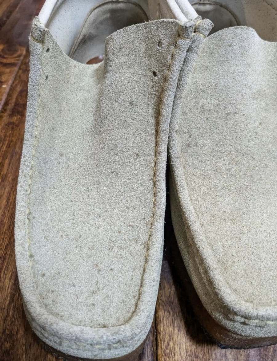 落ちない汚れがついたクラークスのワラビー。この状態でも3,455円で売れた